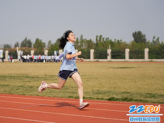 努力冲刺的女生