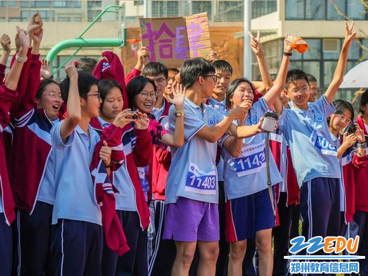 学生们为参赛选手加油