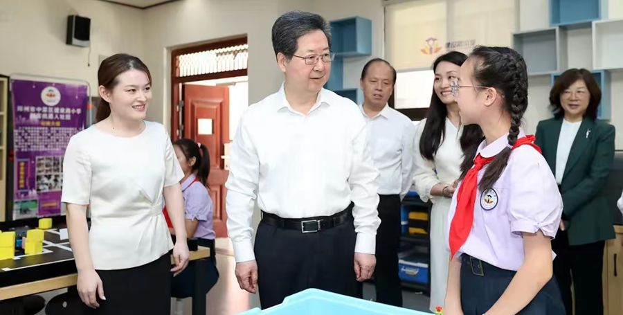 省委书记楼阳生到郑州市中小学调研并看望慰问教师代表