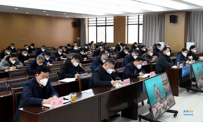 会议采取线上线下同步进行，图文与会人员认真听讲。_副本