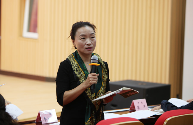 郑州市第十中学高级教师李冰冰对选手表现进行点评